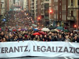 Manifestantes exigen la legalización de Sortu bajo el lema Bakearantz, legalizazioa (Hacia la paz, legalización).EFE  /