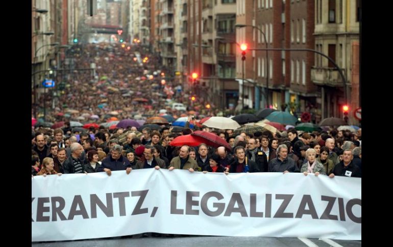 Manifestantes exigen la legalización de Sortu bajo el lema Bakearantz, legalizazioa (Hacia la paz, legalización).EFE  /