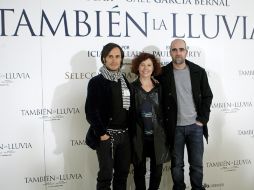 En la imagen, los actores Gael García y Luis Tosar, con la directora Icíar Bollaín, durante la premiere en Madrid. EFE  /