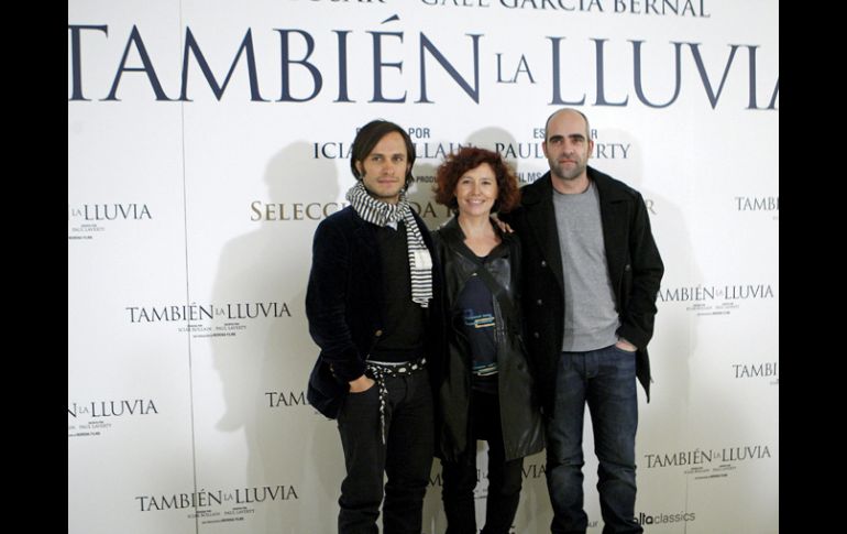 En la imagen, los actores Gael García y Luis Tosar, con la directora Icíar Bollaín, durante la premiere en Madrid. EFE  /