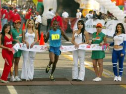 Julius Kipyego llegando a la meta del Medio Maratón Guadalajara 2011. E. BARRERA  /