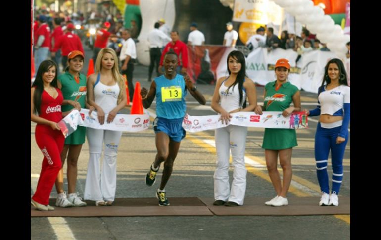 Julius Kipyego llegando a la meta del Medio Maratón Guadalajara 2011. E. BARRERA  /