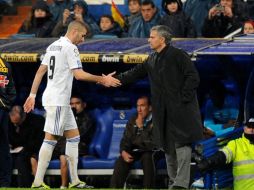 Karim Benzema se da la mano con el estratega portugués José Mourinho en el duelo del Real Maadrid ante el Levante. AFP  /