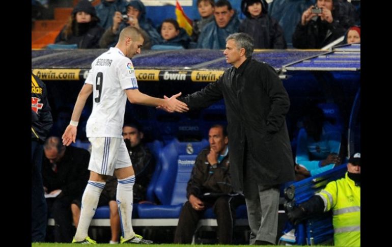 Karim Benzema se da la mano con el estratega portugués José Mourinho en el duelo del Real Maadrid ante el Levante. AFP  /