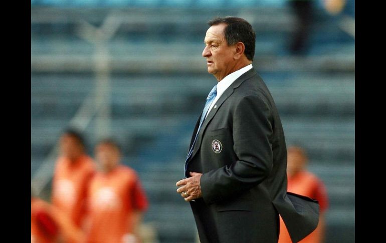 Enrique Meza viendo el partido de la séptima fecha del Clausura 2011. MEXSPORT  /