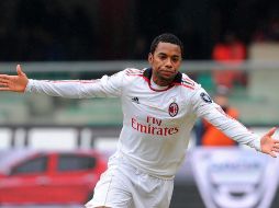 El delantero brasileño del Milán Robinho celebra su gol frente al Chievo. EFE  /