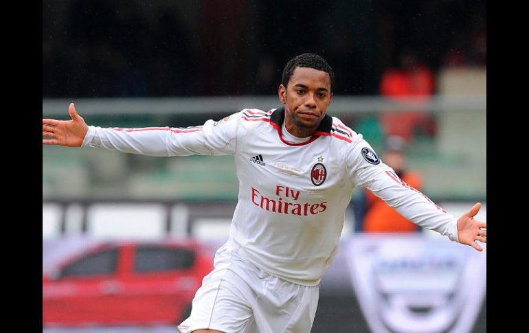 El delantero brasileño del Milán Robinho celebra su gol frente al Chievo. EFE  /