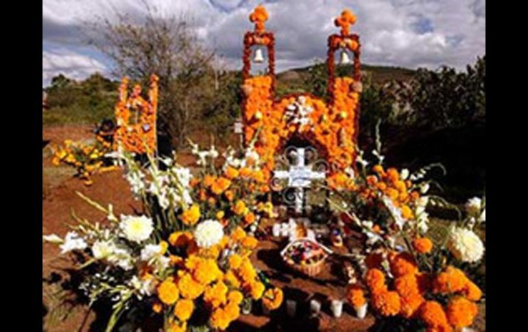 El libro recorre la tradición que representa la celebración del día de muertos. ESPECIAL  /