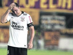 Ronaldo abandona el campo del estadio Pacaembú. GETTY IMAGES SPORT  /