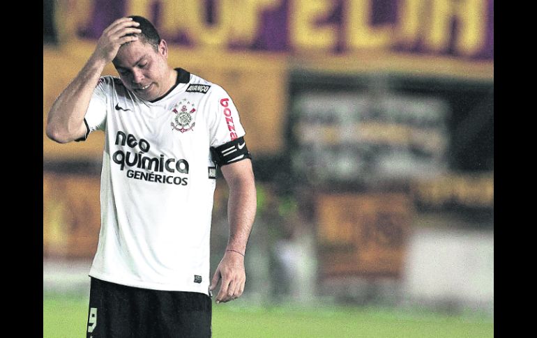 Ronaldo abandona el campo del estadio Pacaembú. GETTY IMAGES SPORT  /