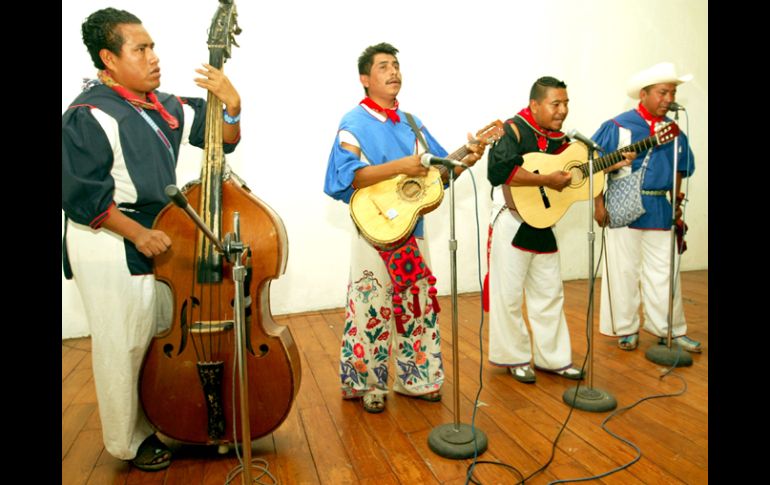 El grupo Orgullo wixirika es una prueba del esfuerzo por preservar las lenguas maternas.E. BARRERA  /