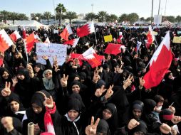 Mujeres protestan en la Plaza de la Perla de Manama, Bahreín, en contra del gobierno.  /