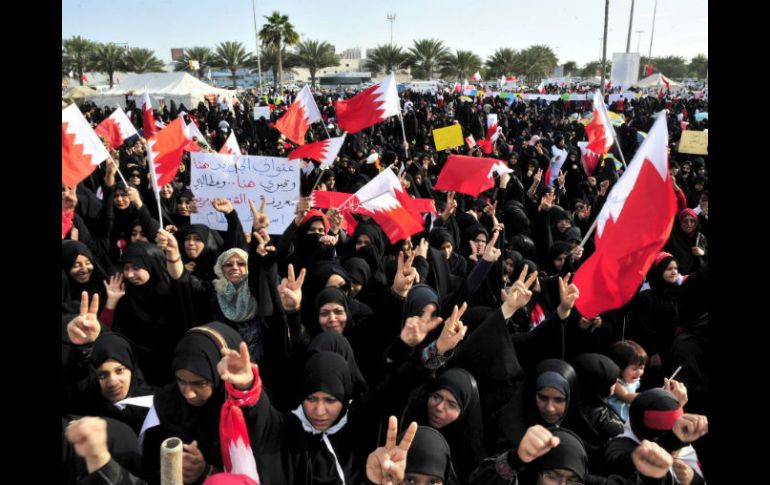 Mujeres protestan en la Plaza de la Perla de Manama, Bahreín, en contra del gobierno.  /