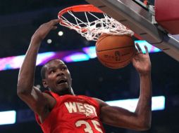 Kevin Durant, del equipo del Oeste, clava el balón. Durant brilló para su equipo al anotar 34 puntos. AFP  /