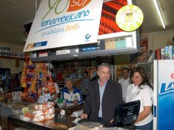 Emilio González acudió esta mañana a uno de los establecimientos incluidos en el programa Mi Tienda Panamericana. ESPECIAL  /