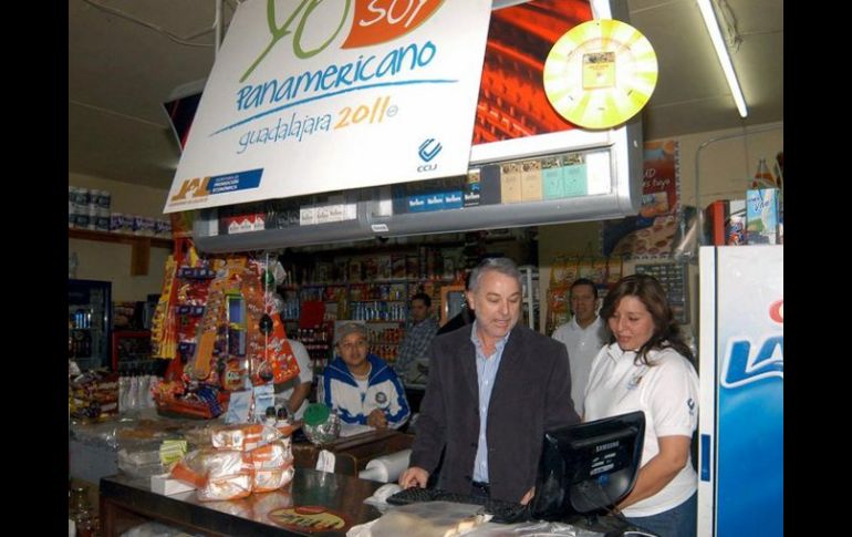 Emilio González acudió esta mañana a uno de los establecimientos incluidos en el programa Mi Tienda Panamericana. ESPECIAL  /