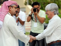 Foto de archivo del jefe del Fórmula 1, Bernie Ecclestone (d), saludando al príncipe heredero de Bahréin, Hamad Al-Khalifa. EFE  /