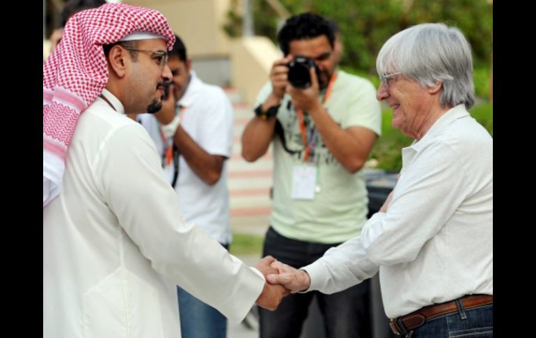 Foto de archivo del jefe del Fórmula 1, Bernie Ecclestone (d), saludando al príncipe heredero de Bahréin, Hamad Al-Khalifa. EFE  /