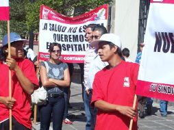 Trabajadores sindicalizados del “Hospitalito” de Zapopan acudieron a la Presidencia municipal para protestar. ESPECIAL  /