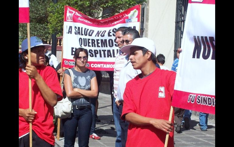 Trabajadores sindicalizados del “Hospitalito” de Zapopan acudieron a la Presidencia municipal para protestar. ESPECIAL  /