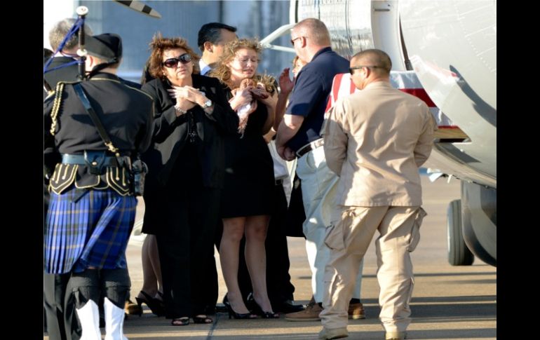 Familia de Jaime Zapata recibe los restos del agente atacado en carretera de México. AP  /