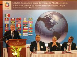 Alfonso Petersen (izquierda), secretario de Salud en Jalisco, toma la palabra durante la reunión celebrada ayer. E. BARRERA  /