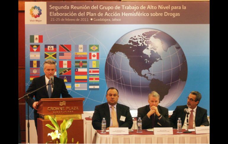 Alfonso Petersen (izquierda), secretario de Salud en Jalisco, toma la palabra durante la reunión celebrada ayer. E. BARRERA  /