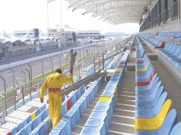 Un trabajador limpia los asientos de la pista del Circuito Internacional de Bahrein. GETTY IMAGES SPORT  /