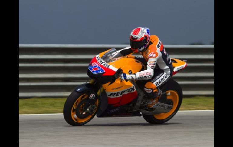 El piloto australiano de MotoGP Casey Stoner del equipo Repsol Honda, en la práctica. EFE  /