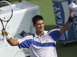 El tenista serbio Novak Djokovic festeja su primera victoria del torneo de Dubai. EFE  /