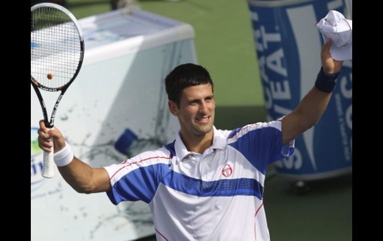 El tenista serbio Novak Djokovic festeja su primera victoria del torneo de Dubai. EFE  /