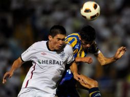 Orlando Contreras (izq.) del San Martín, pelea el balón con Othoniel Arce, de San Luis. AFP  /