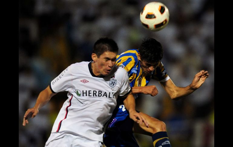 Orlando Contreras (izq.) del San Martín, pelea el balón con Othoniel Arce, de San Luis. AFP  /