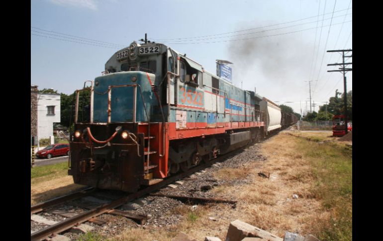 La Coparmex y 28 organismos civiles piden que se aprovechen las vías del ferrocarril para implementar un tren suburbano. A. GARCÍA  /