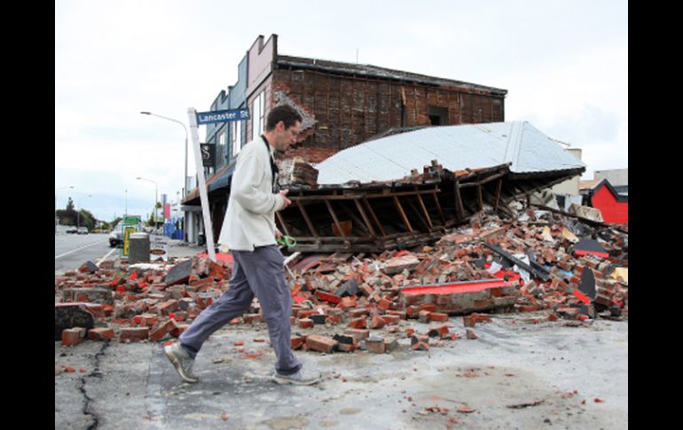 Un hombre camina frente a un edificio caído después del terremoto. EFE  /