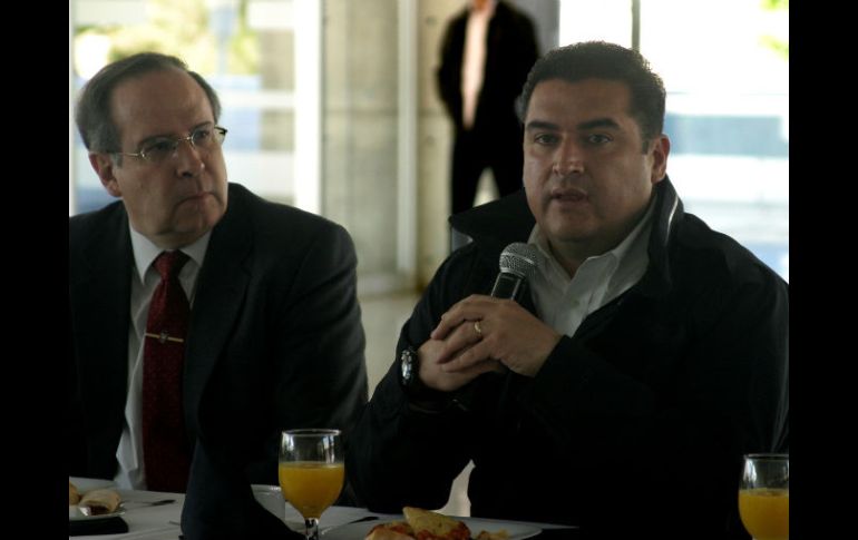 El rector de la UP, Juan de la Borbolla (izquierda), y el alcalde zapopano, Héctor Vielma. ESPECIAL  /