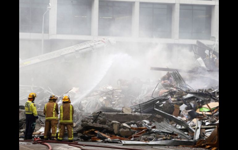 Bomberos apagan las llamas en un edificio que colapsó tras el terremoto de 6.3 grados en la escala de Richter en Christchurch. REUTERS  /