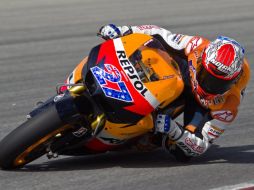 Casey Stoner no deja de pisar en acelerador y sigue siendo el más rápido en las practicas. EFE  /