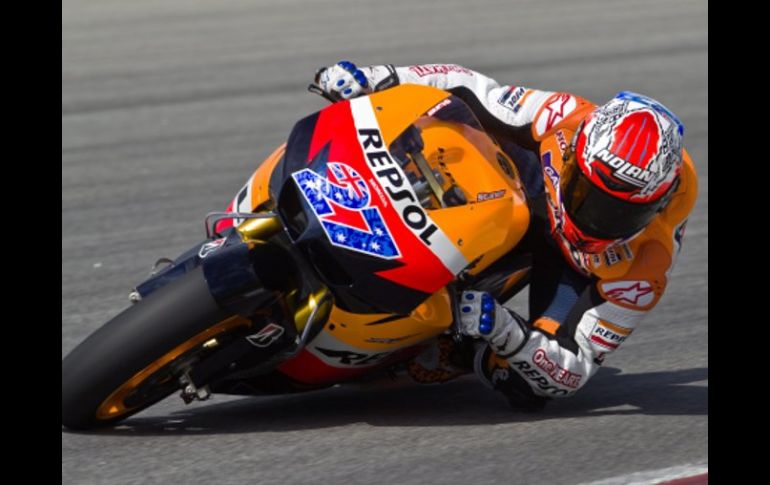 Casey Stoner no deja de pisar en acelerador y sigue siendo el más rápido en las practicas. EFE  /