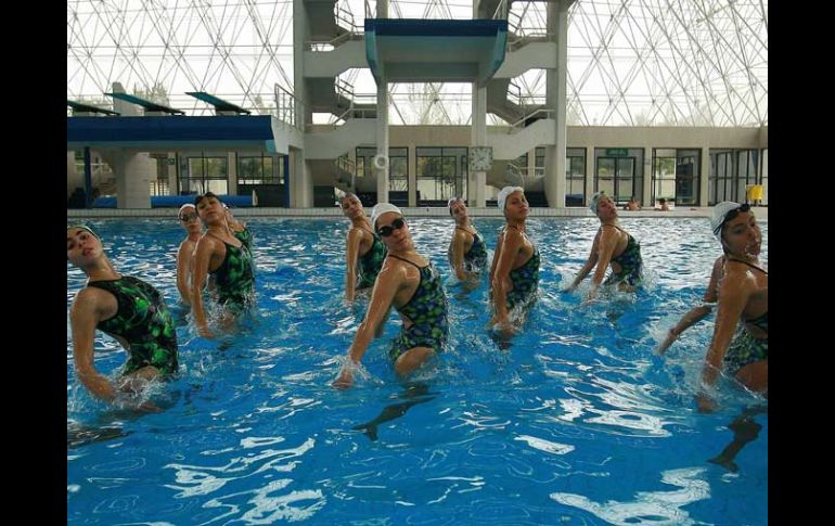 El equipo de nado sincronizado durante uno de sus entrenamientos. MEXSPORT  /