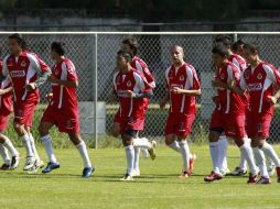 Héctor Reynoso y sus compañeros durante los entrenamientos del Guadalajara. MEXSPORT  /