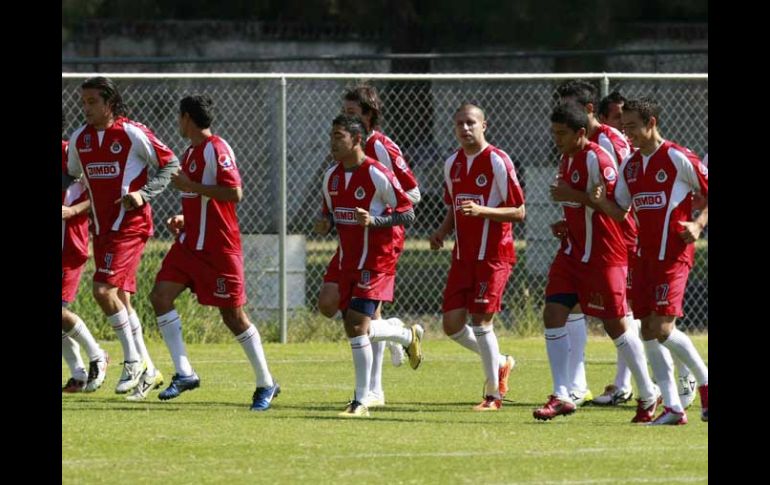 Héctor Reynoso y sus compañeros durante los entrenamientos del Guadalajara. MEXSPORT  /