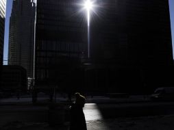 Dos hombres caminan en las calles del distrito financiero de Toronto. REUTERS  /