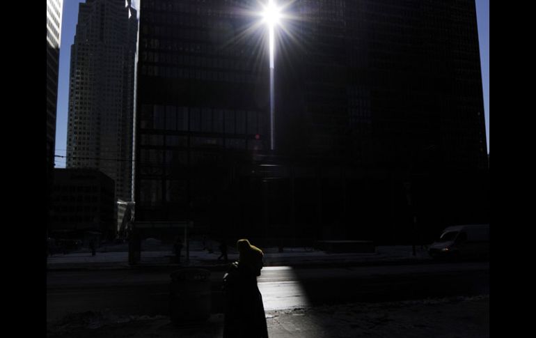 Dos hombres caminan en las calles del distrito financiero de Toronto. REUTERS  /