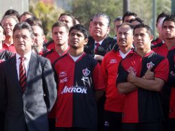 Carlos Martín del Campo (izq.) posa junto a jugadores rojiengros para la foto oficial. A. CAMACHO  /