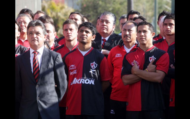 Carlos Martín del Campo (izq.) posa junto a jugadores rojiengros para la foto oficial. A. CAMACHO  /