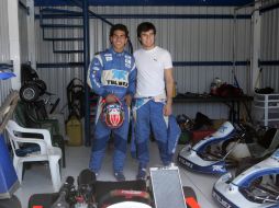 Toño y Checo posan en uno de los pits del Kartódromo “Óscar Casillas”. S. NÚÑEZ  /