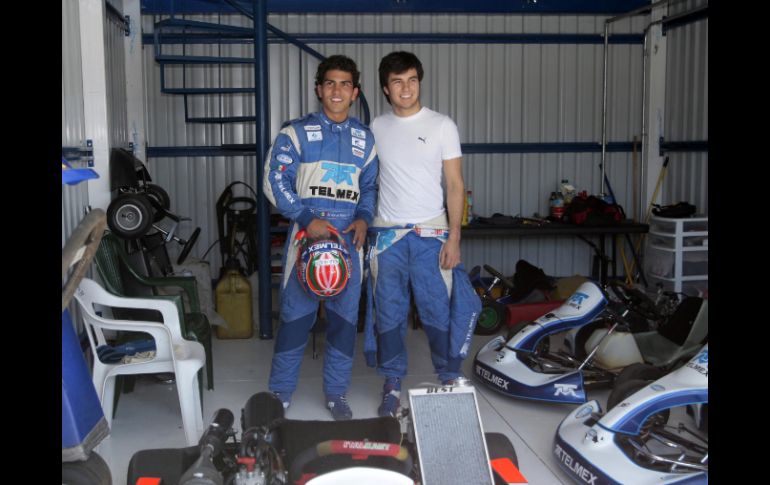 Toño y Checo posan en uno de los pits del Kartódromo “Óscar Casillas”. S. NÚÑEZ  /