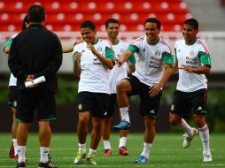 Pablo Barrera (izq.) Enrique Esqueda (centro) y de Carlos Salcido fueron unos de los jugadores que pagaron la multa. MEXSPORT  /