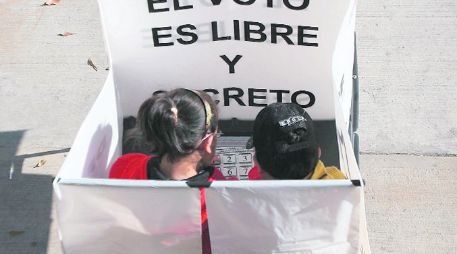 En 2006, ocho de cada 10 mexicanos que se inscribieron para sufragar desde el extranjero, lo hicieron y su voto contó. EL UNIVERSAL  /